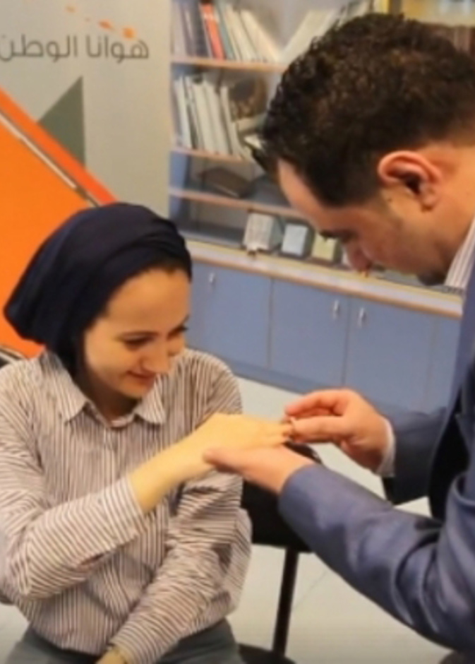 العريس خلال الباس الاعلامية خاتم الخطوبة