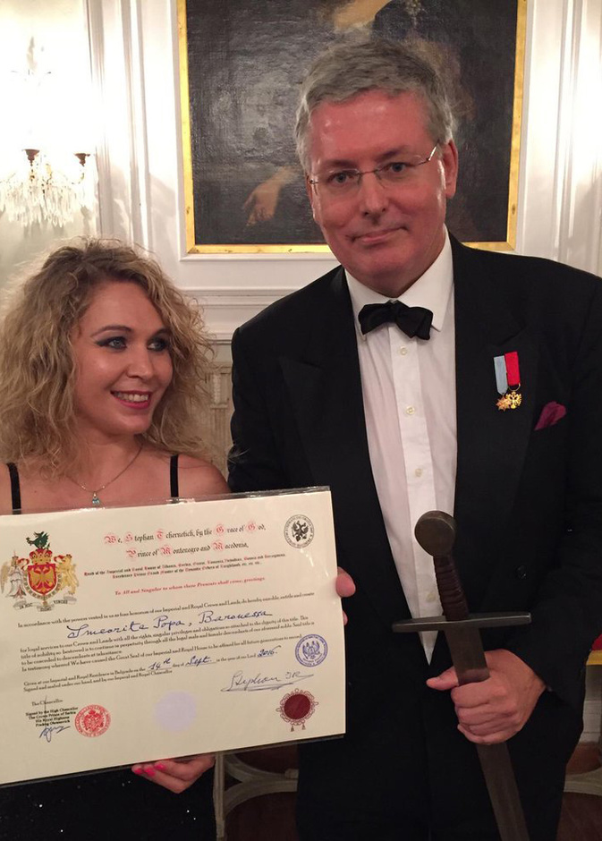 الشرطة تكشف هوية الأمير المزيف الذي خدع باميلا أنديرسون