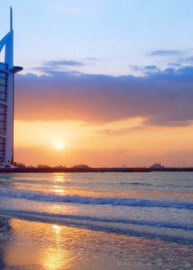 إمارة دبي كانت تمنع السباحة ليلا