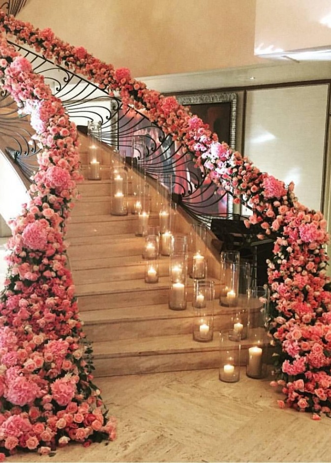 تزين درج العروس بالورود الضخمة و الشموع