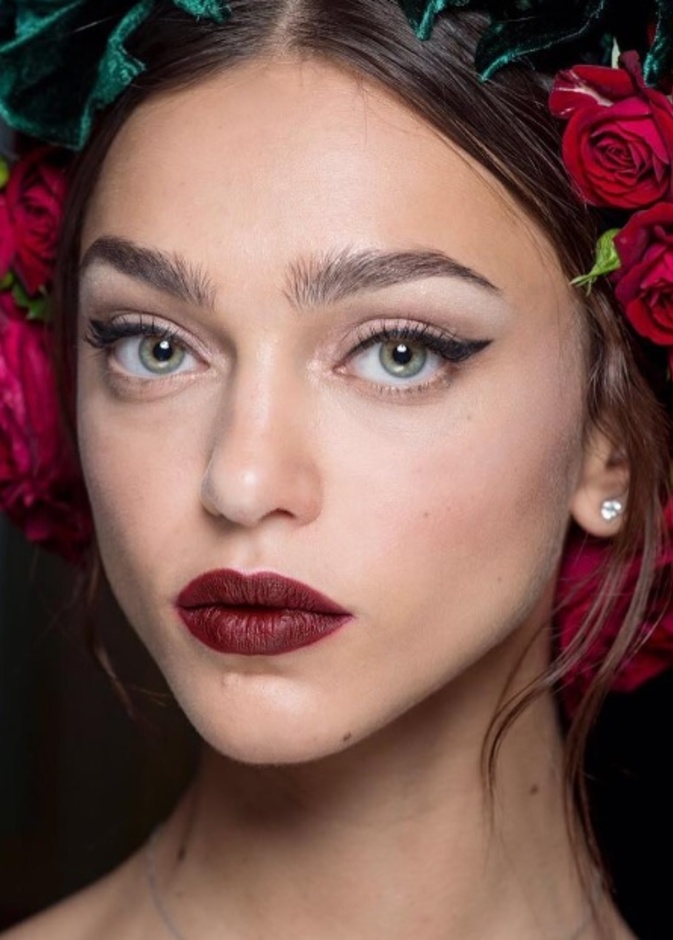 آيلاينر أسود ومجنح مع الشفايف الداكنة