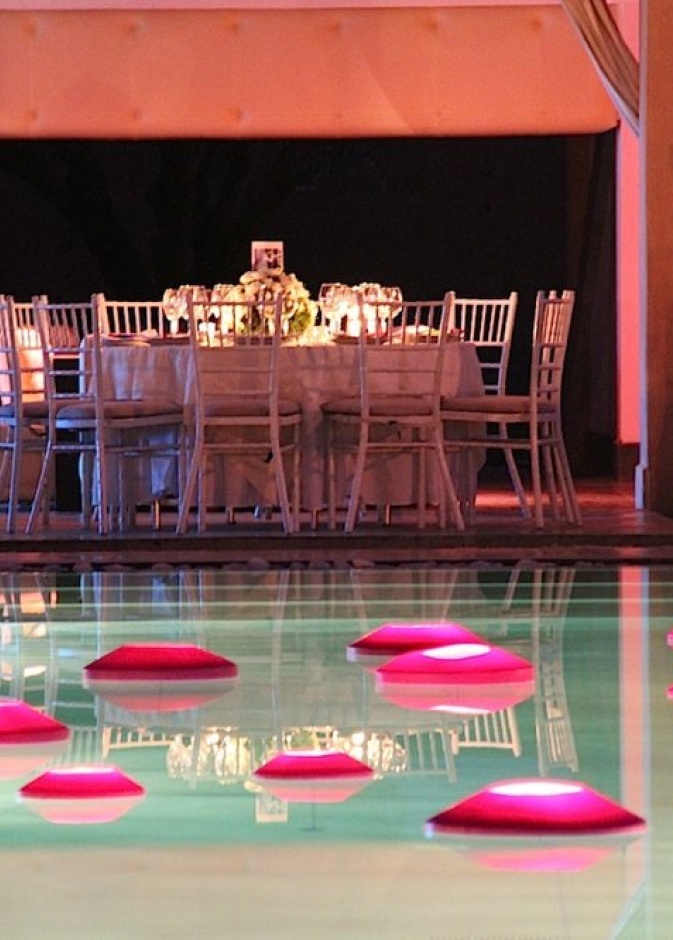 اختاري ديكور حفل زفاف حول حوض السباحة بألوان متناسقة