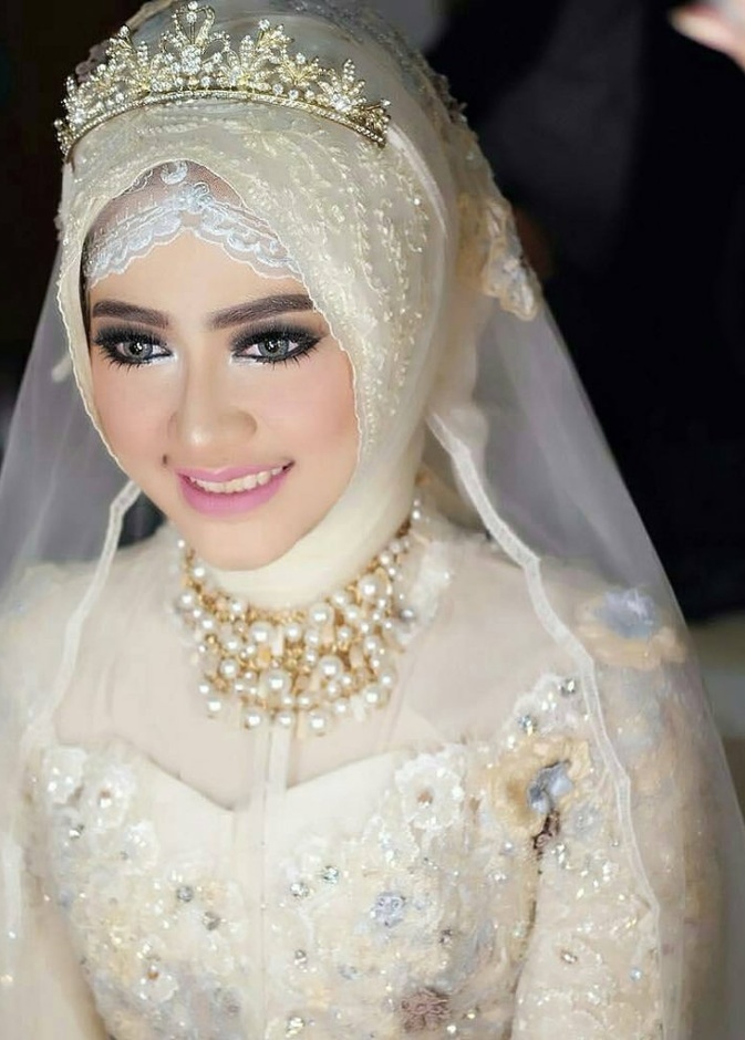 تاج من الورد الابيض