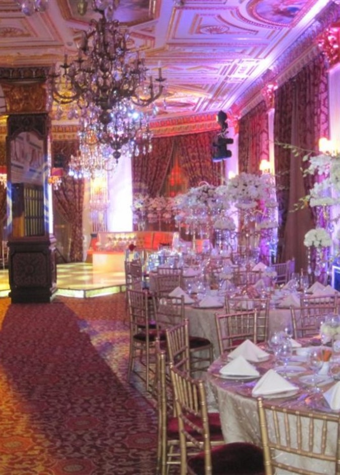 شمعدان ذهبي وشموع