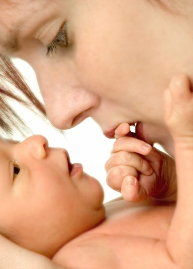 اضرار تقبيل الاطفال الرضع من الفم