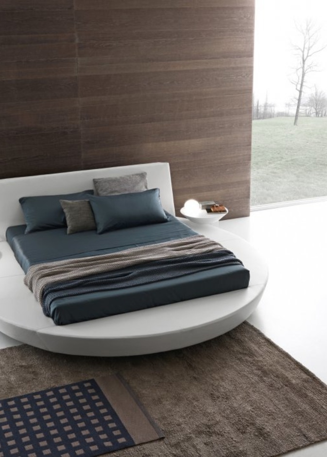 ديكور غرفة النوم عبارة عن تصميم مميز للسرير.