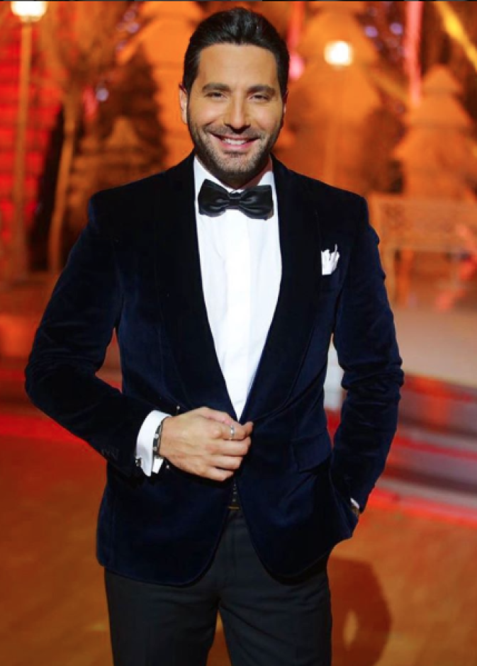 ستايل كاجوال أنيق بالجينز الأزرق مع قميص كحلي ولمسة شبابية بالاكسسوار