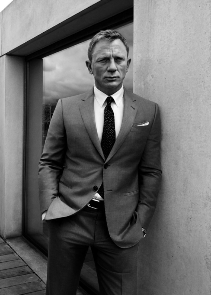 أسلوب مسترخي بالقميص الكاجوال والجينز خلال إحدى الجلسات التصويرية