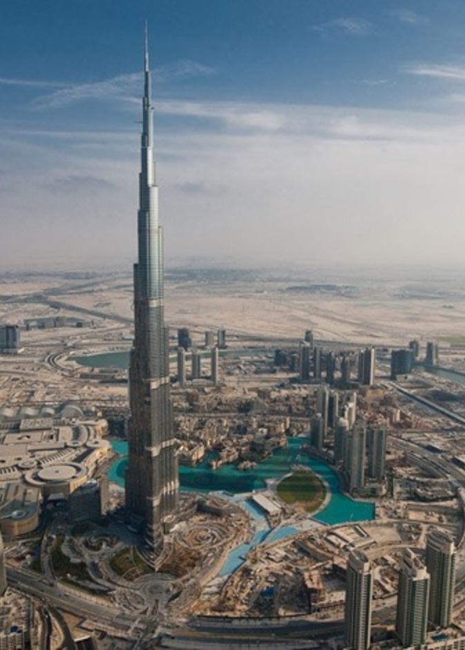 أمطار رعدية على برج خليفة في دبي