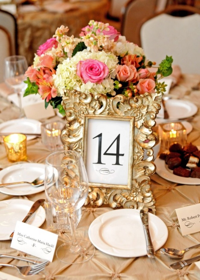 إستعملي الكادرات الكلاسيكية لترقيم طاولات الضيوف