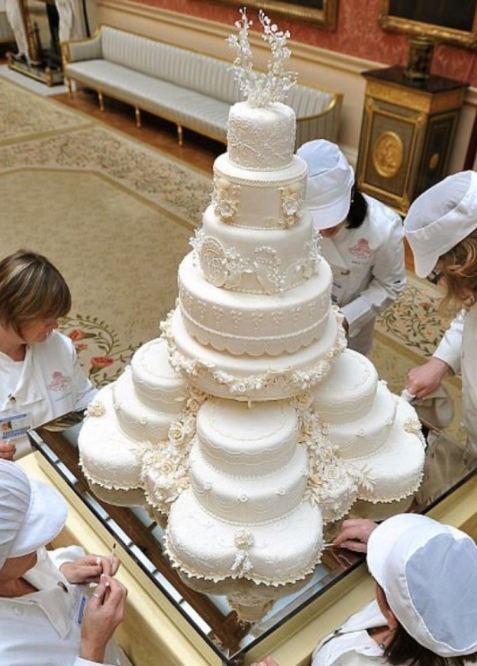 كعكة زفاف ملكية ضخمة