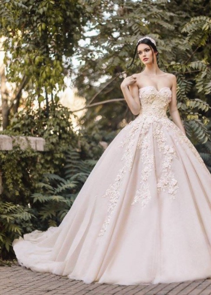 فساتين زفاف بقصة القلب المثيرة من مجموعة انطوان القارح