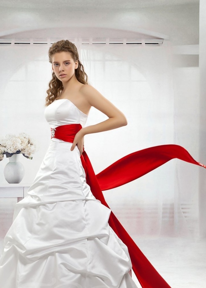 فستان زفاف رومانسي مطعّم باللون الاحمر