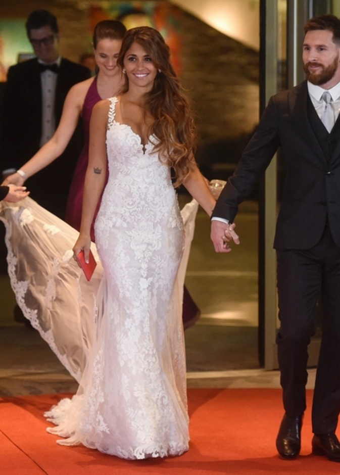 فستان بسيط مصنوع من الدانتيل