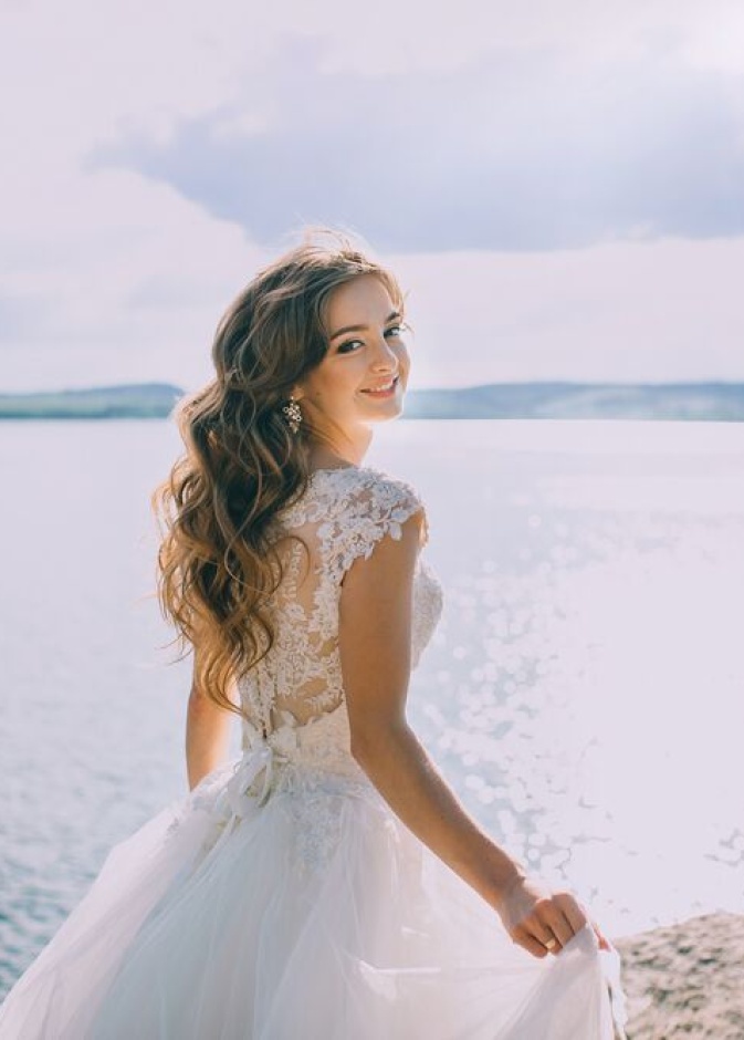 فستان زفاف على شكل قلب عند الصدر