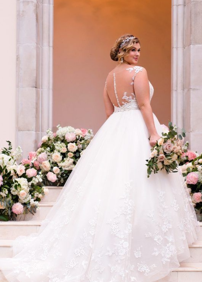 فستان زفاف من الشيفون السادة