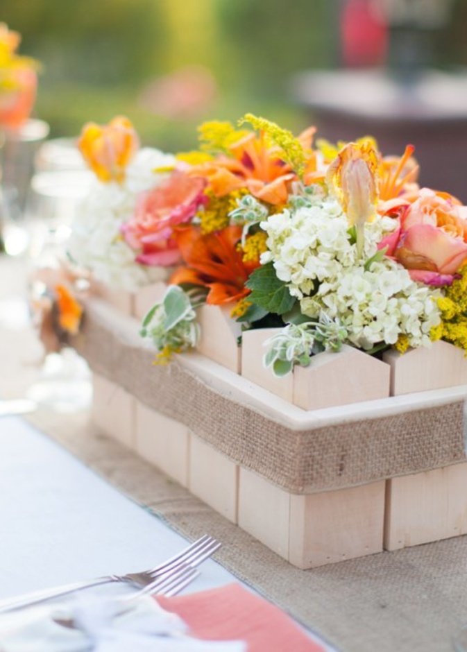 حفلات الزفاف الصيفية فإنه هناك خيارات لا حصر لها لقطع الزينة المركزية التي تزين طاولات حفل الزفاف