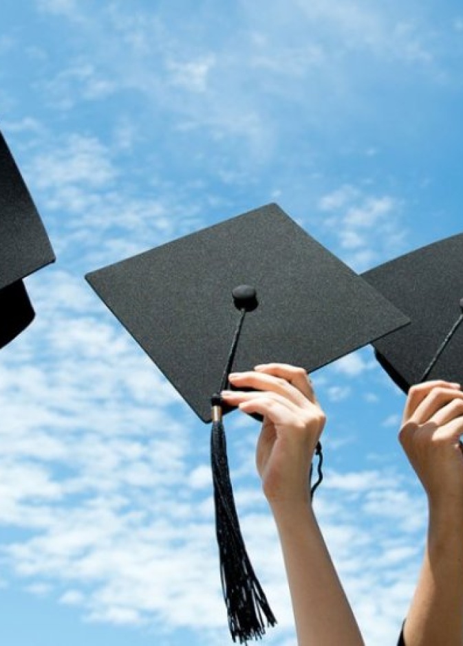 تخرج سعودي و ابنه و ابنته في حفل تخرج واحد