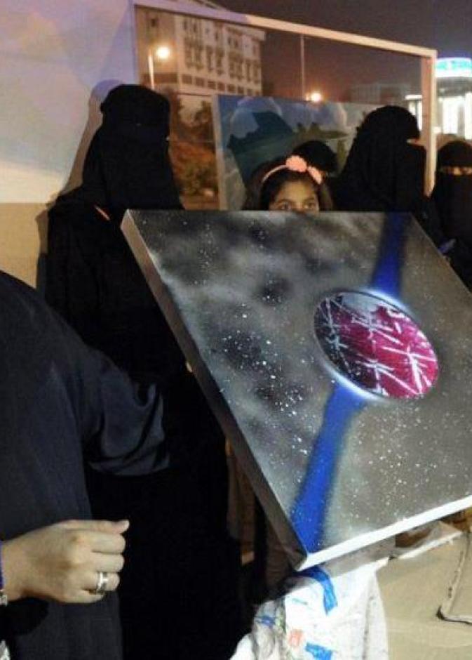 رسامة سعودية كفيفة تجذب أنظار الزوار في شارع الفن بأبها