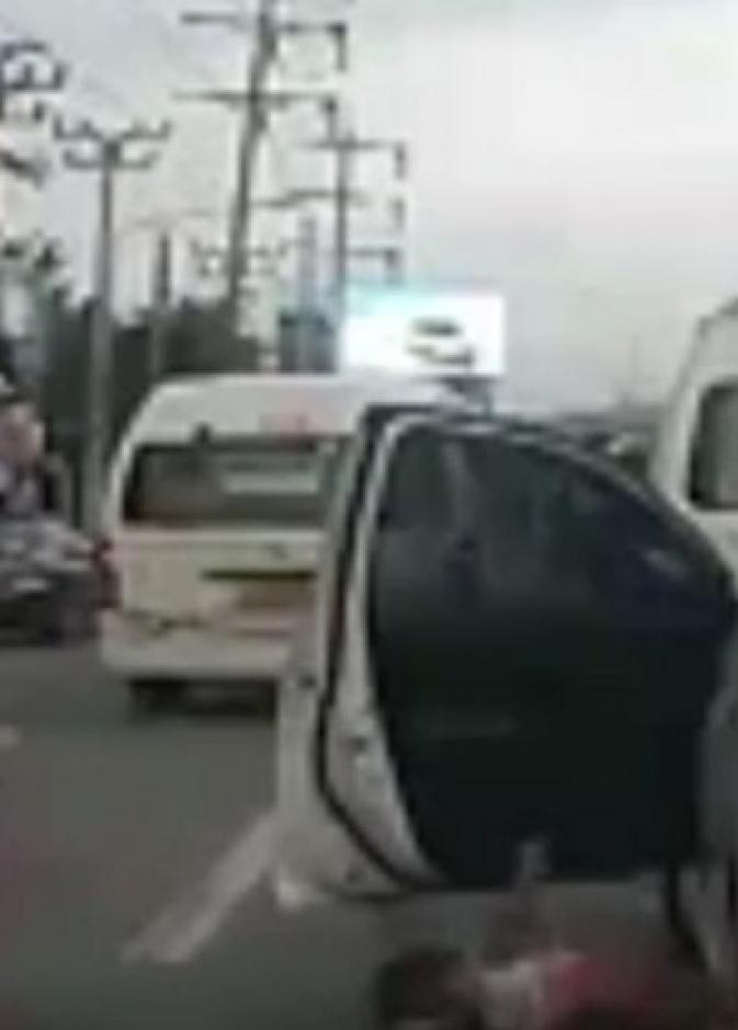 نجاة طفلة من الموت إثر سقوطها من سيارة