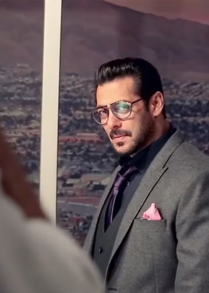 سلمان خان يحطم هاتف أحد معجبيه