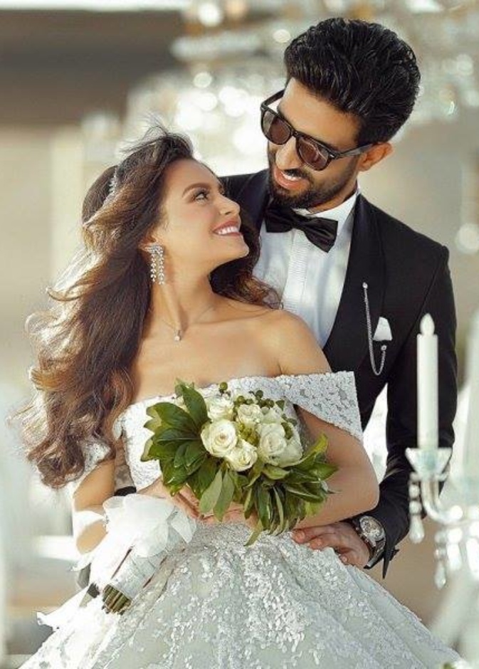 نيكول سابا في سيارة العروس