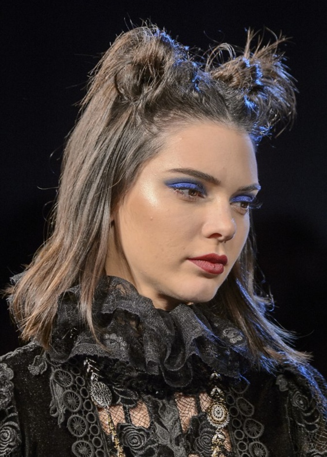 طبّقي مكياج عيون بارز مع اللون الازرق لشتاء 2018