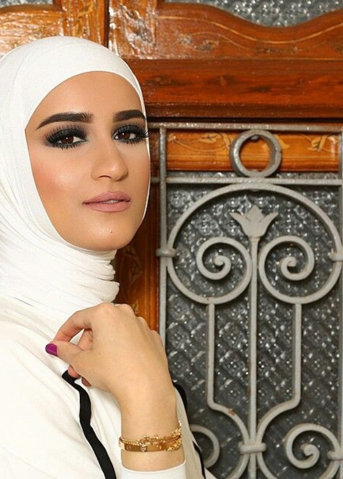 مكياج سموكي مع الحجاب الابيض على طريقة دلال الدوب