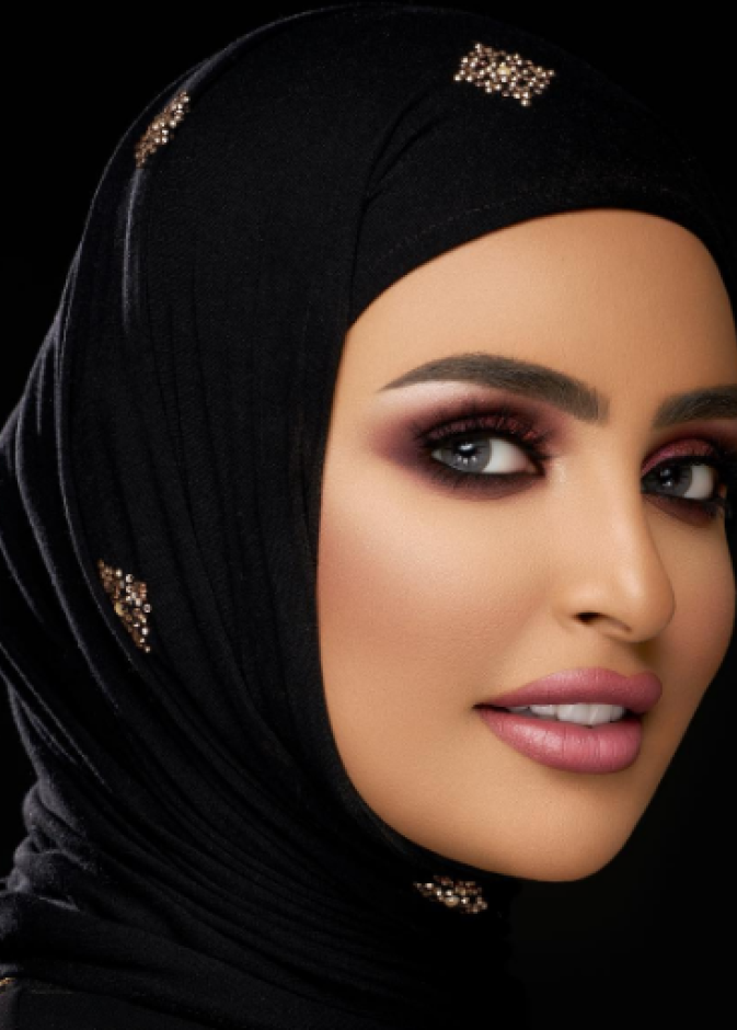مكياج سموكي ناعم للمحجبات مع الشفايف الطبيعية.