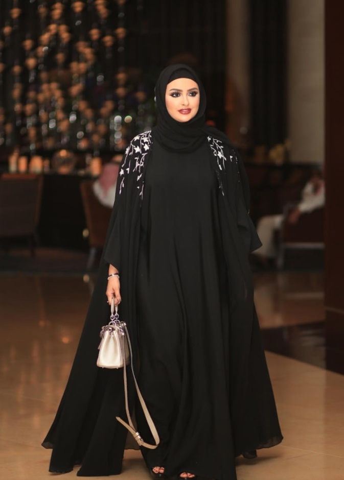 عبايات سوداء مع الجيوب العصرية من دلال الدوب