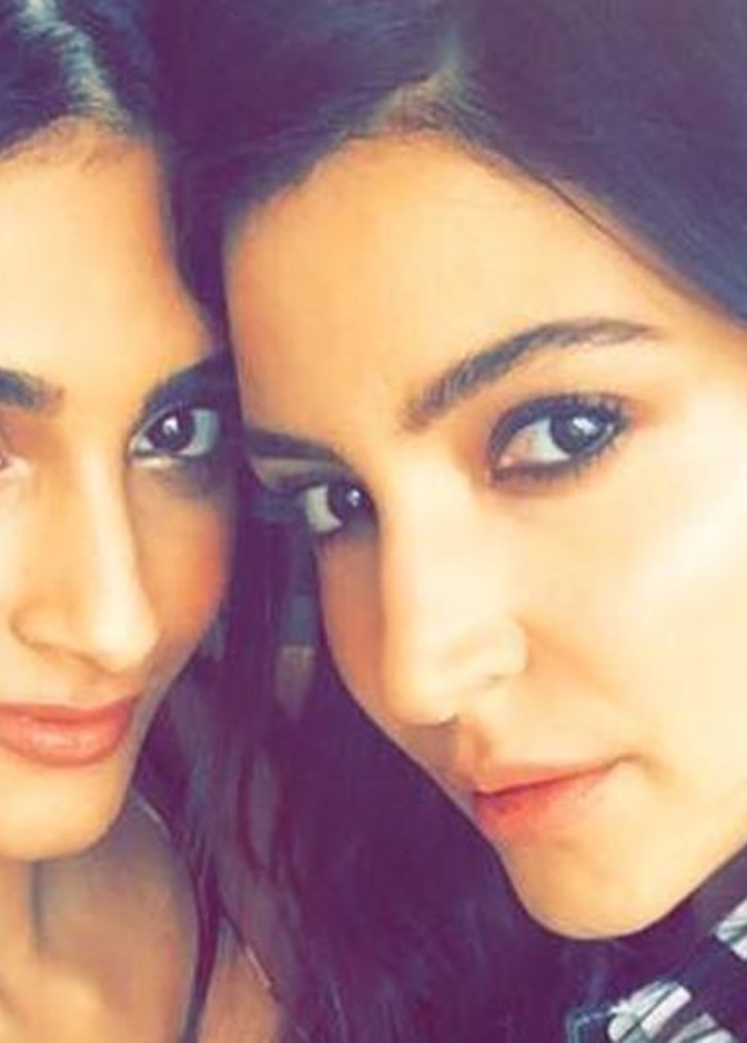 سيلفي سونام كابور و أنوشكا شارما في نيويورك