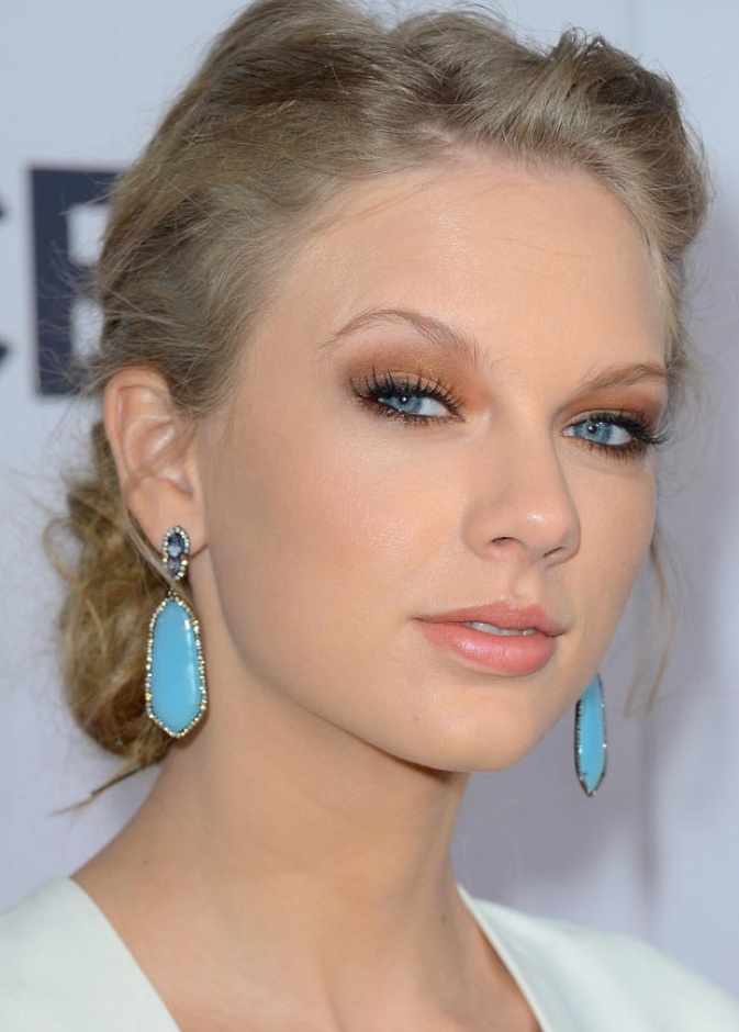 تايلور سويفت بأقراط فاتنة