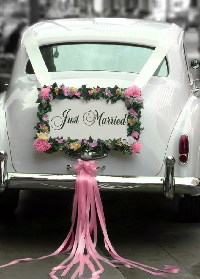 عروس امام سيارة الرولس رويس