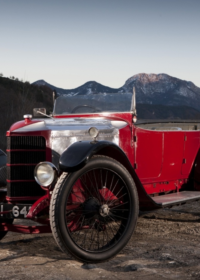 أول سيارة رياضية في التاريخ هي فوكسهول برنس هنري Vauxhall Prince Henry والتي تم تصنيعها عام 1911