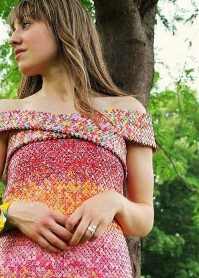 فكرة حياكة الفستان بهذه الطريقة خطرت لها عندما التقت بزوجها للمرة الأولى حيث قدم لها مجموعة من السكاكر الملونة