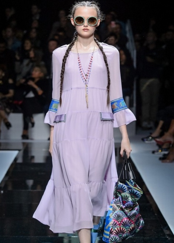فستان شبابي متوسط الطول وحريري من  Emporio Armani مع الوان الموضة البنفسجية