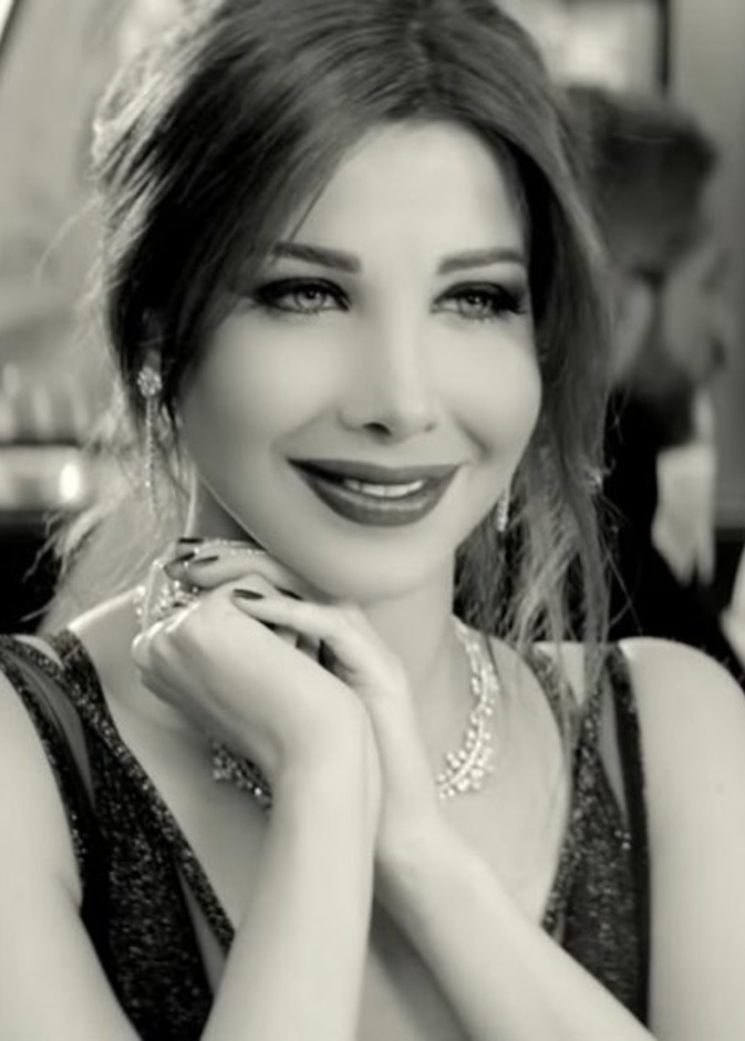 نانسي شربل تختار أحمر الشفاه الداكن والبارز مع تسريحات شعر عالية 