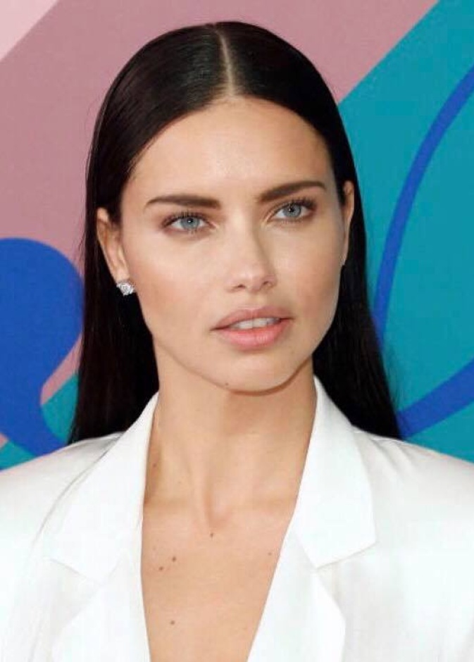 تسريحات شعر منسدل على طريقة أدريانا ليما Adriana Lima