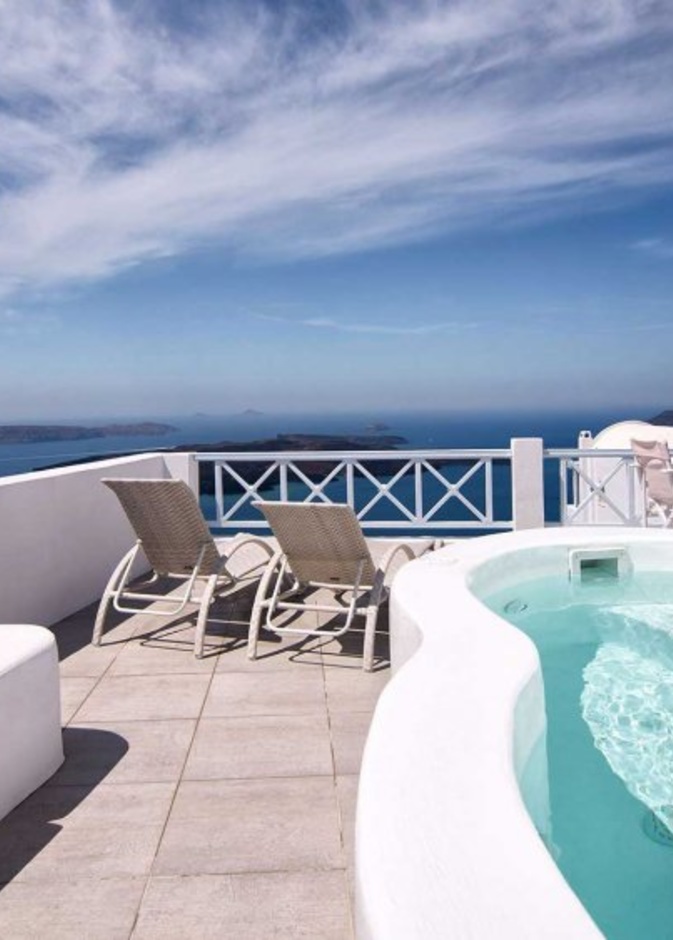 فندق شقق وأجنحة إنيغما في جزيرة سانتوريني على بعد 6 كم من مطار سانتوريني، ويطل على المنطقة البركانية في الجزيرة وعلى شاطئ بحر إيجة