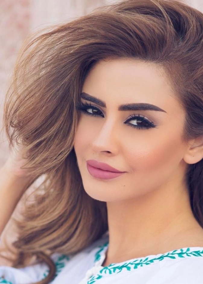تعتمد شهد هذه الرسمة بمكياجها
