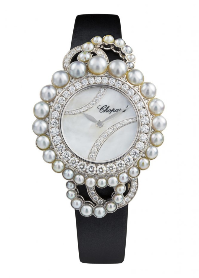 ساعة كارتييه من الذهب الأبيض والماس واللؤلؤ.