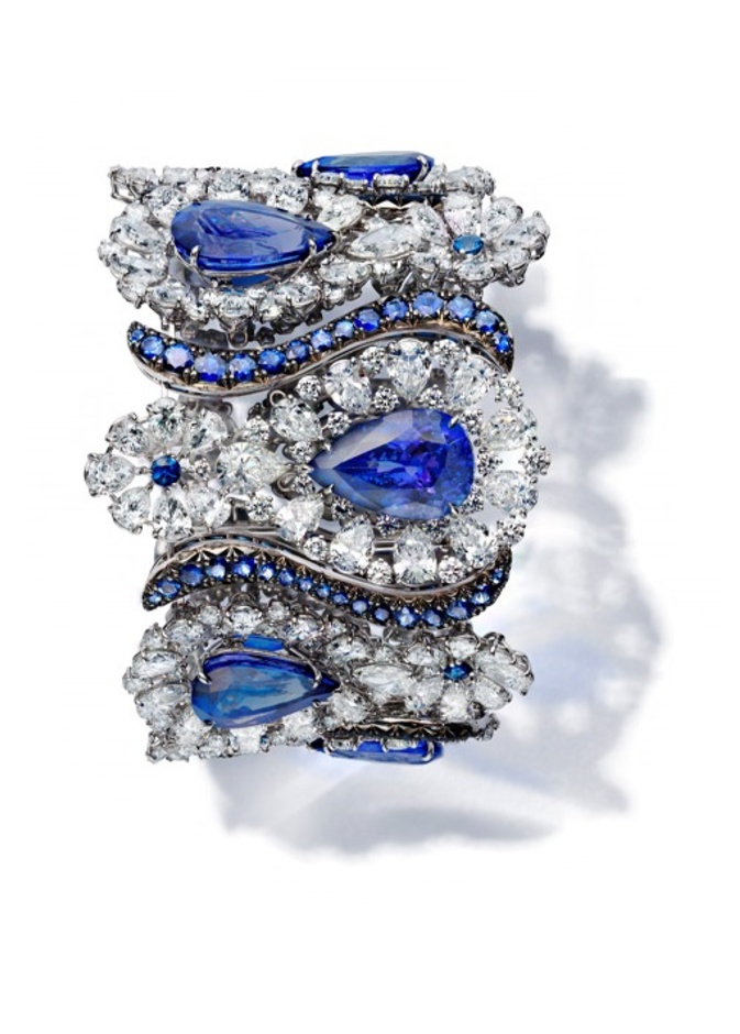 أسوارة دي غريسوغونو من الذهب البيض والياقوت الأزرق والماس