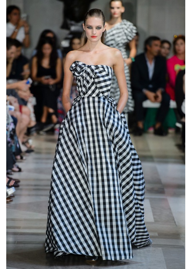 ازياء صيف 2017 مع الفساتين الطويلة المربعة على غرار تصاميم كارولينا هيريرا ‏Carolina Herrera