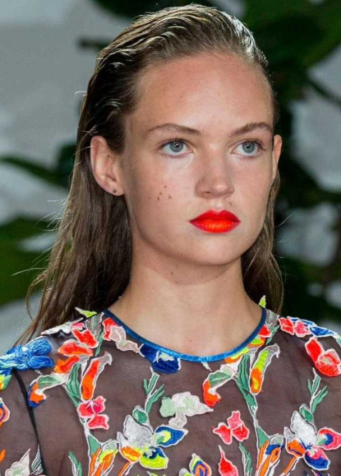 مكياج برتقالي مع الجفون الفاتحة والمسحوبة الى الخارج