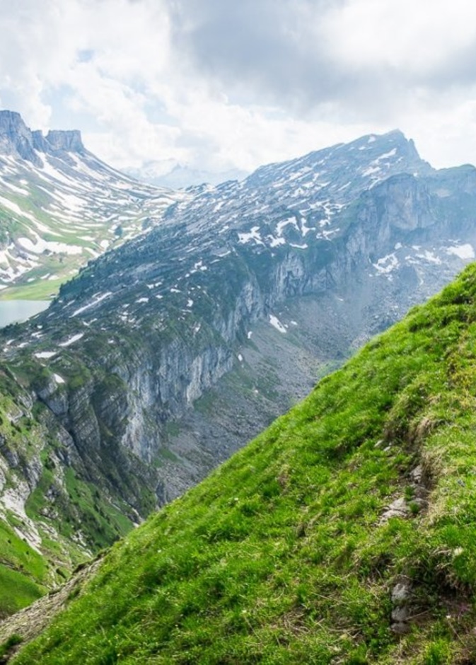 في موسم الصيف لن تحتاج إلى الزلاجات وأدوات التسلق لاستكشاف منطقة جبال الألب السويسرية