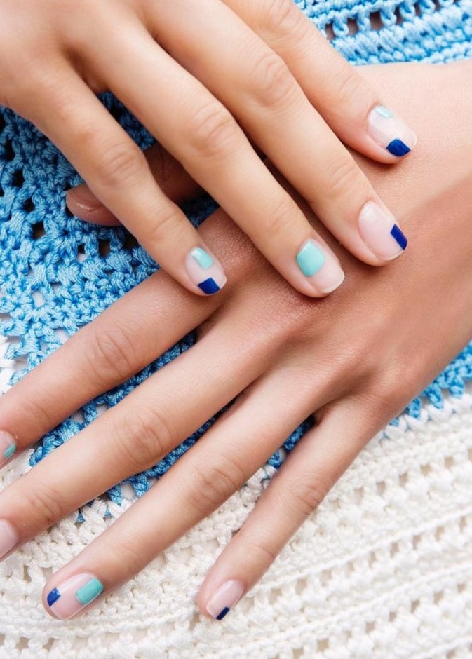 الوان طلاء أظافر مرسومة بين النيلي والذهبي