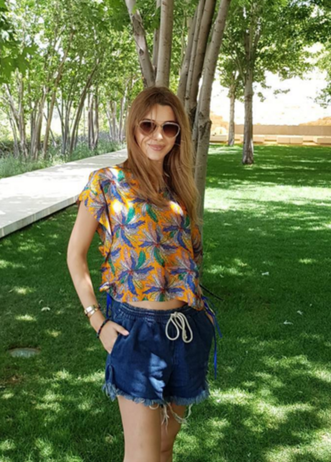 اختارت هيفاء وهبي شورت جينز قصير نسقته مع توب باللون الأبيض وحذاء أحمر