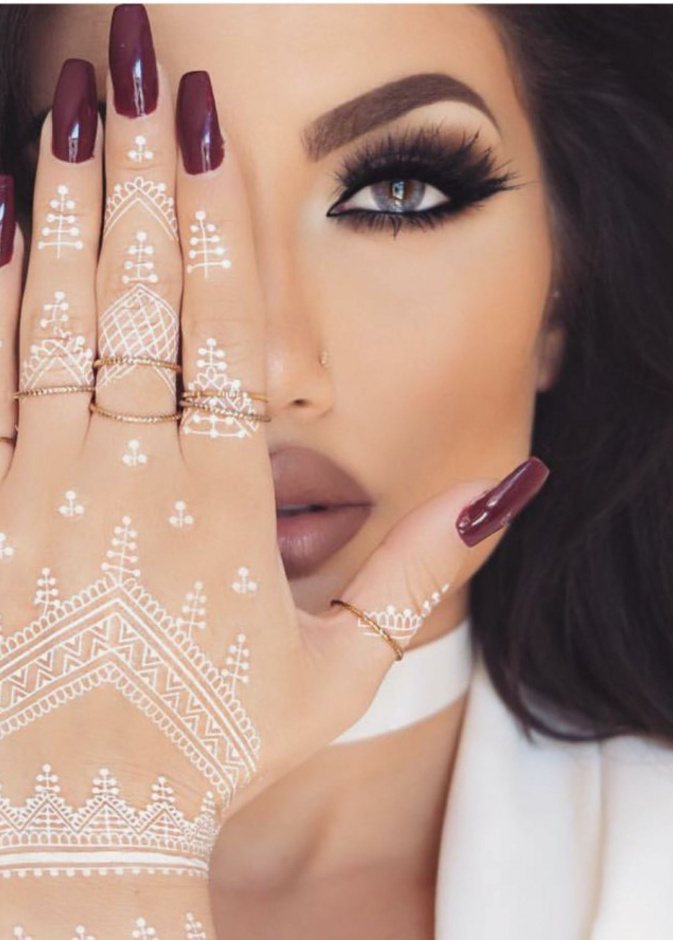 نقش حناء بيضاء تناسب العروس