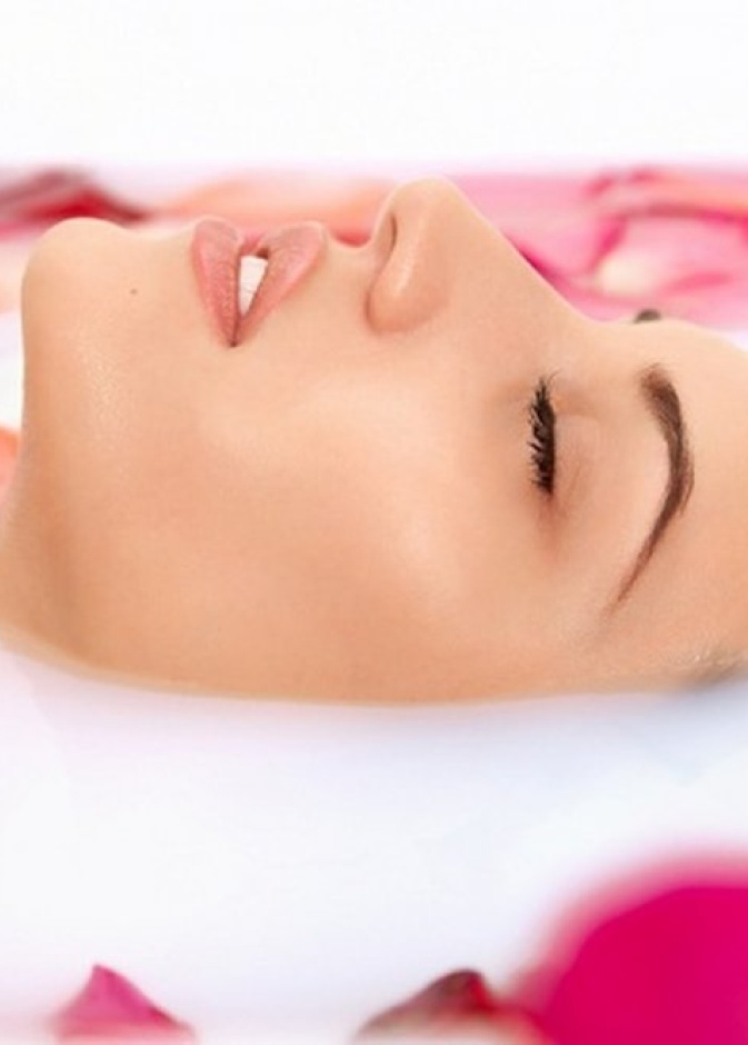 يساعد الحليب على جعل البشرة ناعمةً ونضرةً ومشرقةً