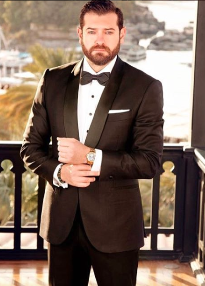 اختار عمر أسلوب فاخر ببدلة التوكسيدو خلال حفل زفافه